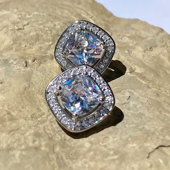 1.6 cm Cubic Zirconia Stud Earrings - Picture 3 of 10